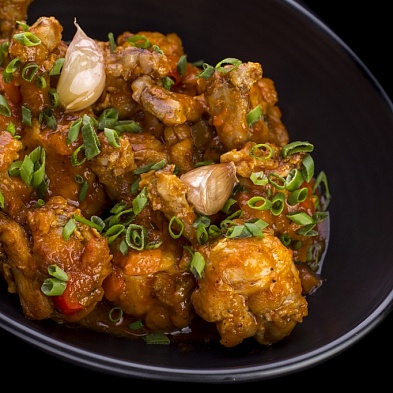Куриные крылья с овощами в соусе спайс