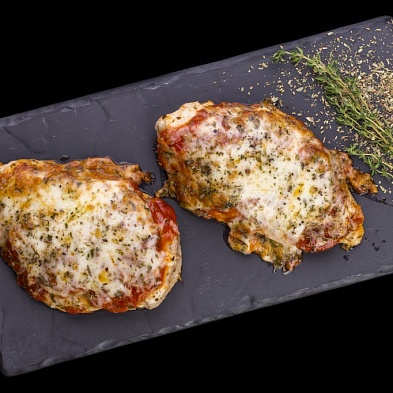 Куриная грудка запеченая с томатами и моцареллой 2 шт.